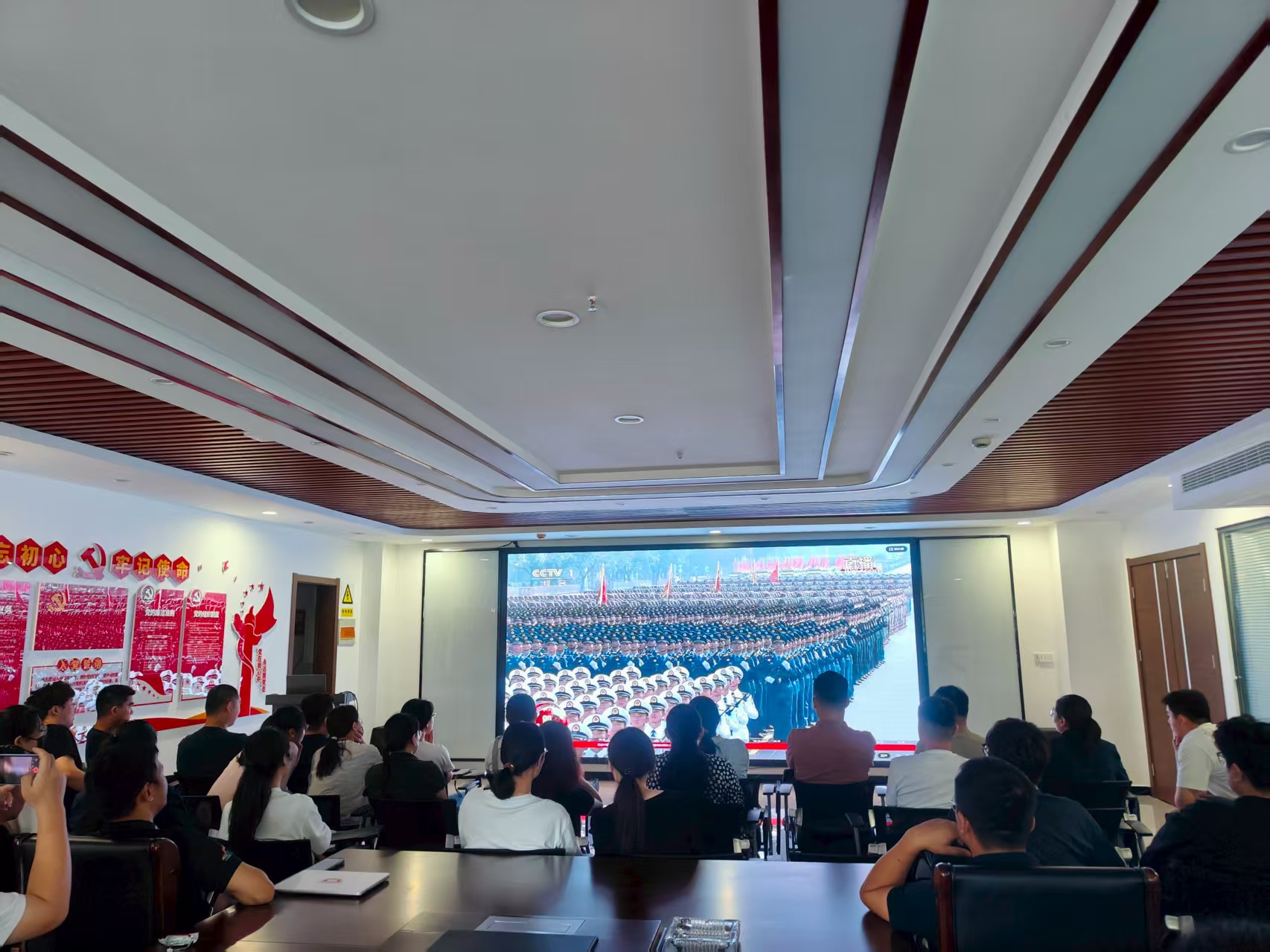 铭记历史 砥砺前行 硕博科技组织全体员工观看抗战胜利80周年阅兵仪式
